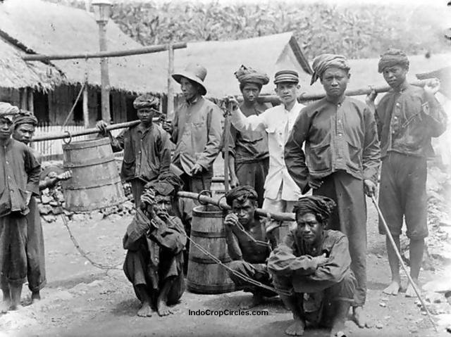 Sentenced to forced labor. Children and adults from Java were chained and mobilized by the Dutch in the Aceh War (1873 - 1904). A total of 22,000 children died in this slavery and mostly from Java Island.