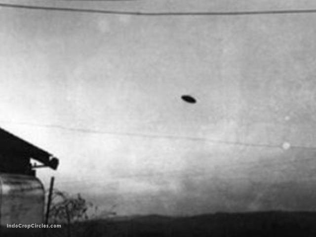 May 8, 1950-This is one of the most famous UFO pictures ever taken. Photographed by Paul Trent, and first witnessed by his wife. They were published in a local newspaper in McMinnville, Oregon shortly thereafter. Soon, the Trent photos were published in Life magazine edition of June 26, 1950. The rest is history. These photos have been deemed authentic for over 50 years.