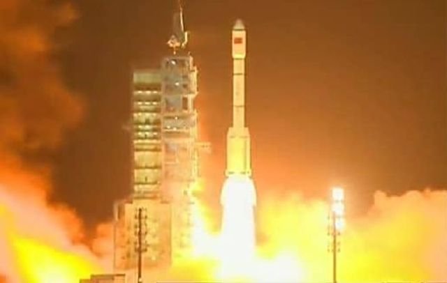 China launches space module rocket Tiangong-1.